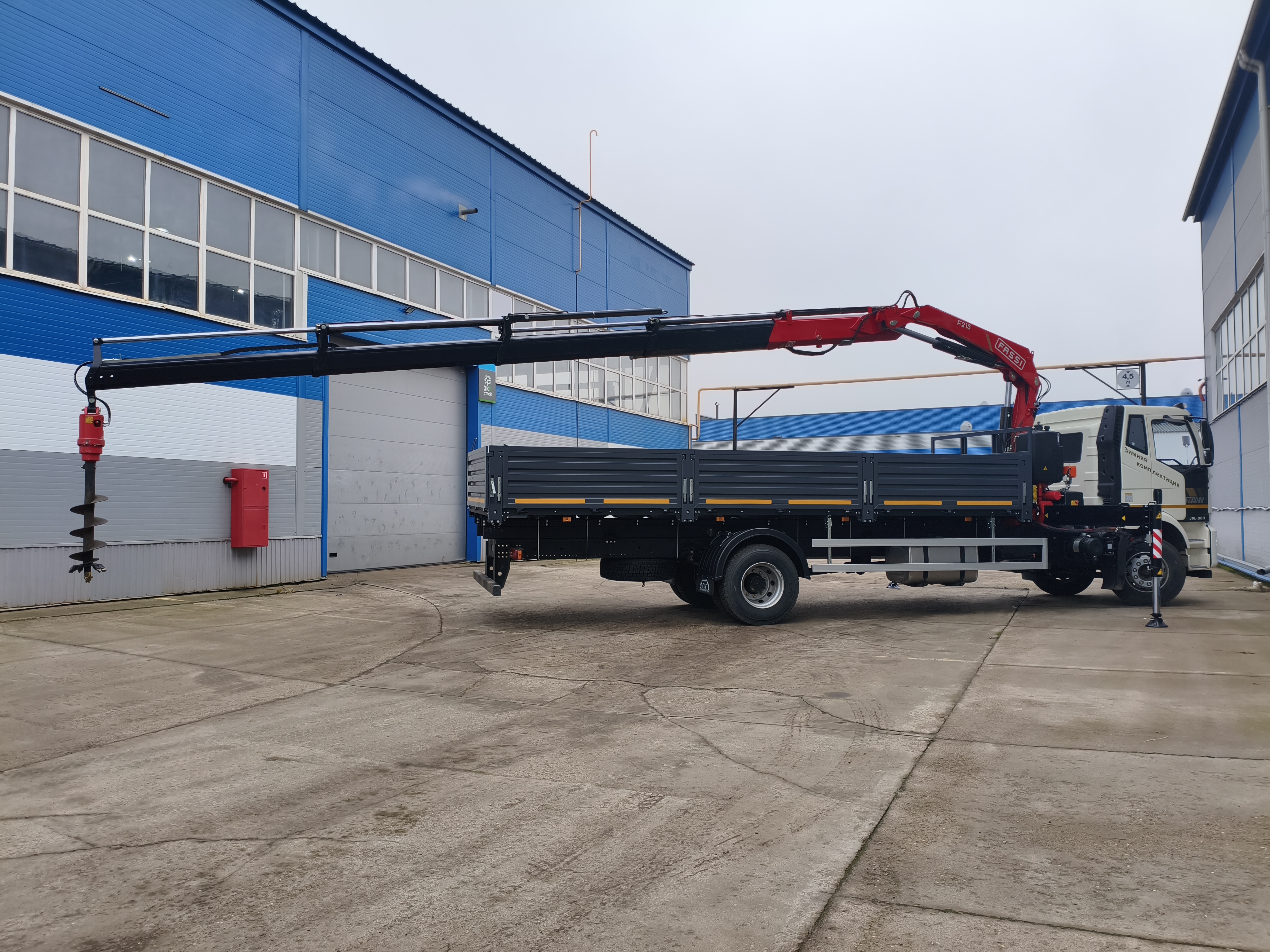 FAW 4x2 (18 т) с КМУ FASSI F215A.0.24 (ВНИМАНИЕ: кран с буром и радиоуправлением)