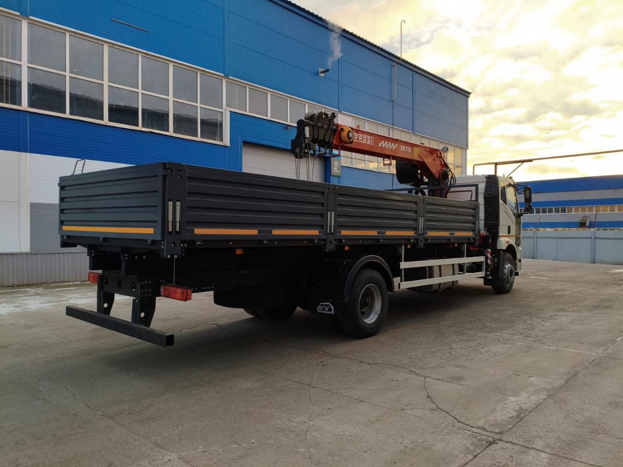 FAW 4x2 (18 т) с КМУ FASSI XR716