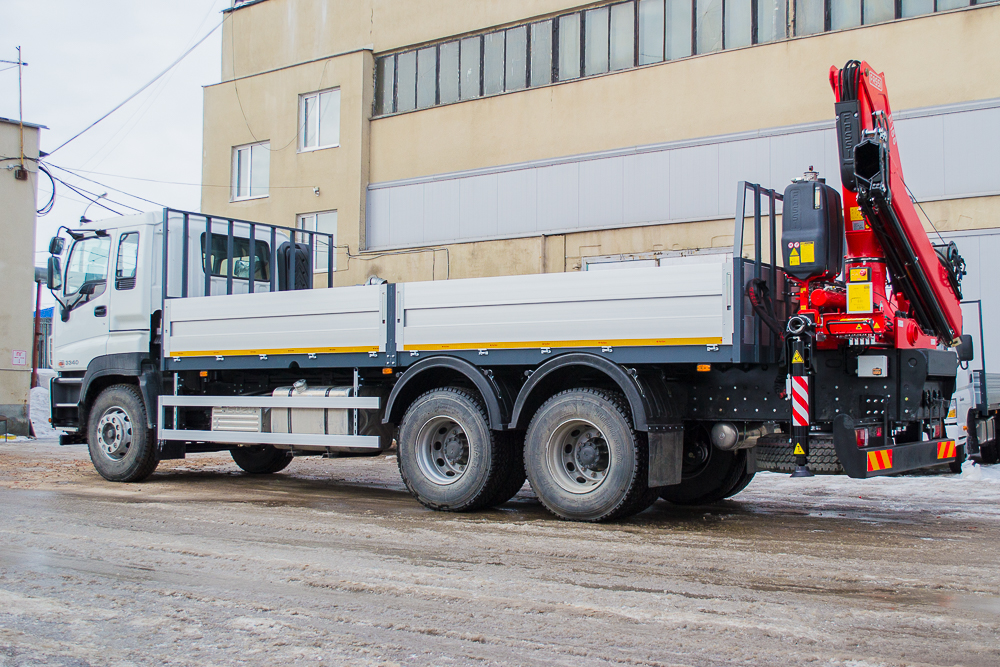 Летний сезон начинается с новинок: Isuzu GIGA (6×4) и КМУ Fassi F155А.0.22 с лебедкой